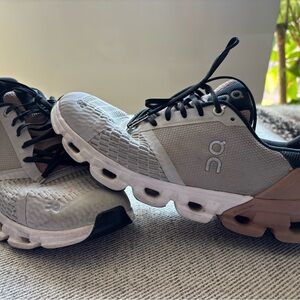 Women’s ON CLOUD flyer running shoes